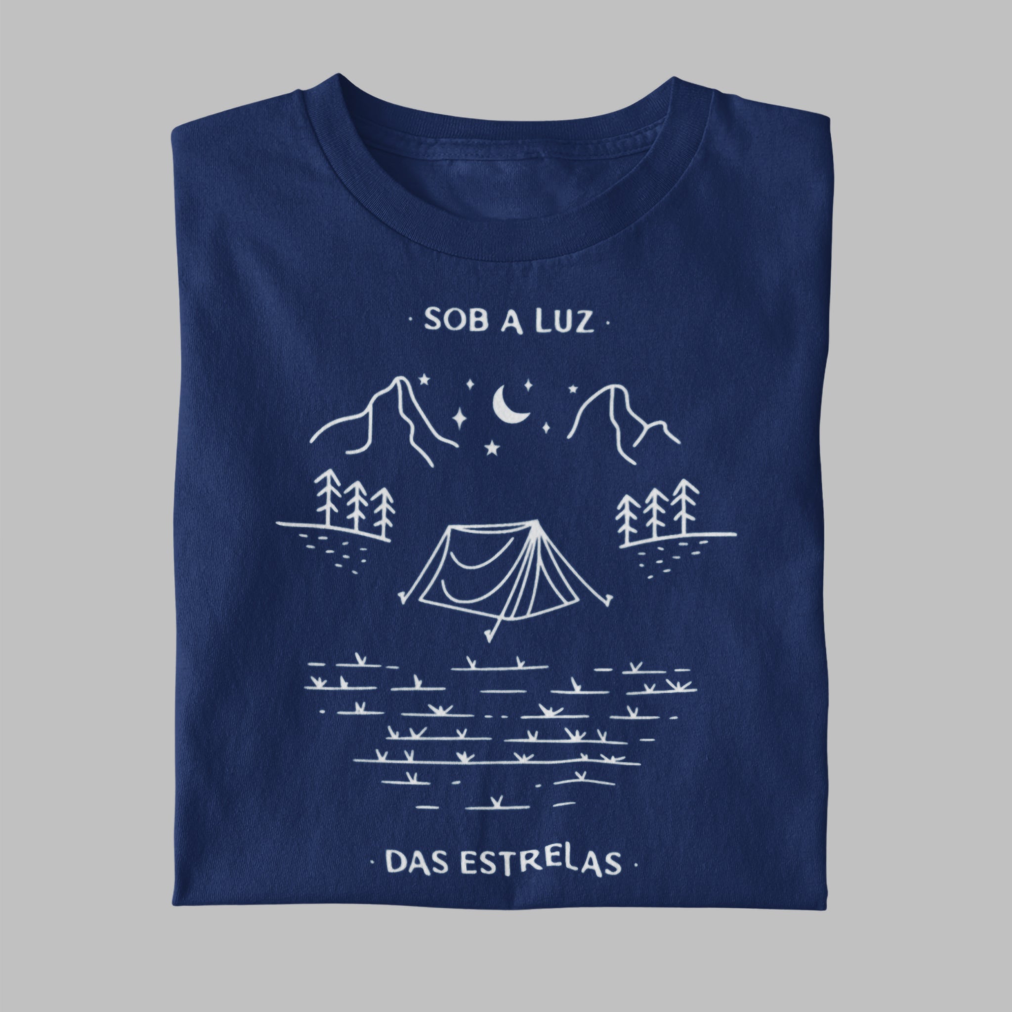 camiseta azul sob a luz das estrelas dobrada